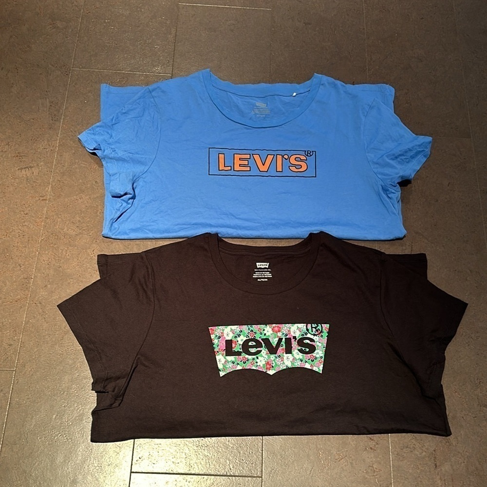 2 Levi’s T-shirt’s size XL